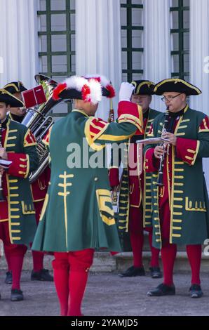 PETERHOF, RUSSIE, 22 JUIN : Orchestre en robe ancienne le 22 juin 2014 à Peterhof, Russie, Europe Banque D'Images