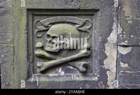 Greyfriars Kirkyard est le cimetière autour de Greyfriars Kirk à Édimbourg. Il est situé à l'extrémité sud du centre-ville historique. Banque D'Images