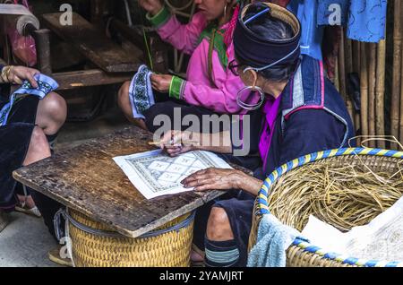 SAPA, VIETNAM, 16 NOVEMBRE : des femmes vietnamiennes du groupe minoritaire ethnique Hmong en tenue nationale fabriquent des souvenirs faits à la main le 16 novembre 2016 Banque D'Images