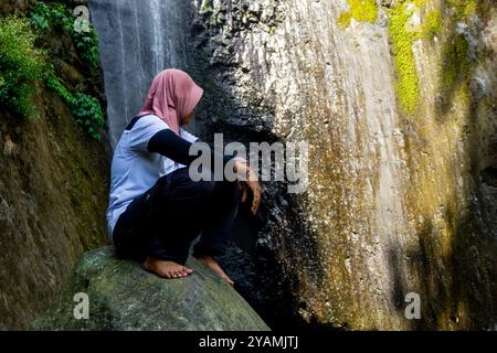 Les gens passent des vacances à la cascade de dolo. Dolo est l'une des cascades de Kediri Banque D'Images