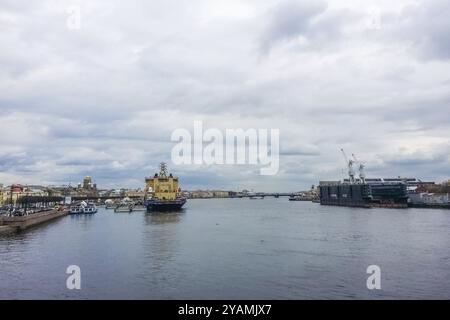 SAINT-PÉTERSBOURG, RUSSIE, AVRIL 29 : vue de jour sur la rivière Neva et les navires le 29 avril 2018 à Saint-Pétersbourg, Russie, Europe Banque D'Images