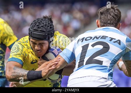 25 juil. 2024-Paris, FRA, hommes Pool B Rugby sept : le dos de l'équipe Australie Dietrich Roache (4) (AUS) se bat pour le ballon lors du match entre l'équipe Aus Banque D'Images