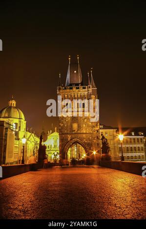 PRAGUE, RÉPUBLIQUE TCHÈQUE, 08 OCTOBRE : vue nocturne sur le pont Charles le 08 octobre 2008 à Prague, République tchèque, Europe Banque D'Images