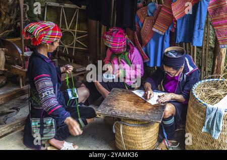 SAPA, VIETNAM, 16 NOVEMBRE : des femmes vietnamiennes du groupe minoritaire ethnique Hmong en tenue nationale fabriquent des souvenirs faits à la main le 16 novembre 2016 Banque D'Images