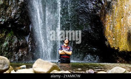 Les gens passent des vacances à la cascade de dolo. Dolo est l'une des cascades de Kediri Banque D'Images