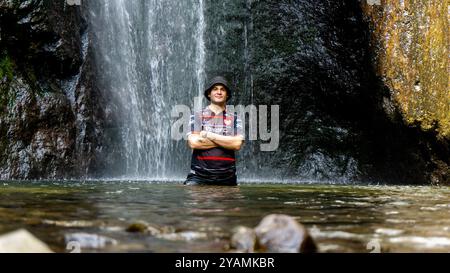 Les gens passent des vacances à la cascade de dolo. Dolo est l'une des cascades de Kediri Banque D'Images