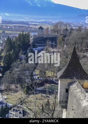 Vue de dessus sur Salzburg City à partir de la forteresse de Hohensalzburg à Salzbourg Autriche, l'hiver Banque D'Images