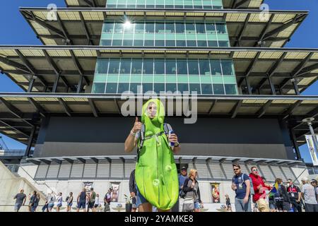 Les fans regardent toute l'action de la course pendant l'Indianapolis 500 au Indianapolis Motor Speedway à Indianapolis, Indianapolis, INDIANA, États-Unis, Amérique du Nord Banque D'Images