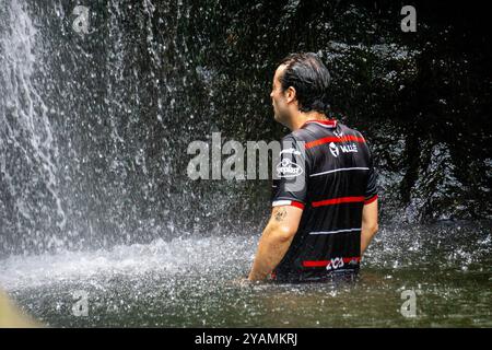 Les gens passent des vacances à la cascade de dolo. Dolo est l'une des cascades de Kediri Banque D'Images