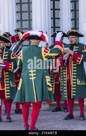 PETERHOF, RUSSIE, 22 JUIN : Orchestre en robe ancienne le 22 juin 2014 à Peterhof, Russie, Europe Banque D'Images