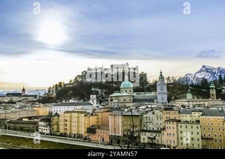 Vue de dessus sur la ville de Salzbourg et la forteresse de Hohensalzburg à Salzbourg Autriche, l'hiver Banque D'Images