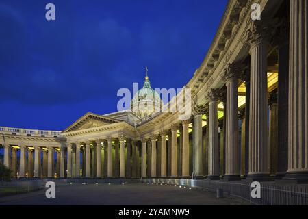 Cathédrale de Kazan dans les nuits blanches de Petersburg. Façade nord d'une grande colonnade de 96 colonnes face à la perspective Nevsky. La photo a été prise Banque D'Images