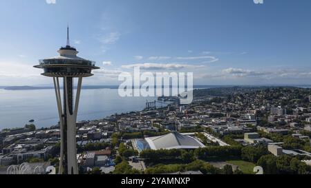 Vue aérienne de la Seattle Space Needle dans le quartier de Lower Queen Anne Banque D'Images