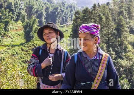 SAPA, VIETNAM, 16 NOVEMBRE : femmes vietnamiennes de la minorité ethnique Hmong en tenue nationale le 16 novembre 2016 à Sapa, Vietnam, Asie Banque D'Images