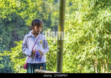 SAPA, VIETNAM, 16 NOVEMBRE : une jeune fille vietnamienne du groupe minoritaire ethnique Hmong négociant des souvenirs faits à la main le 16 novembre 2016 à Sapa, Vietnam, Asie Banque D'Images