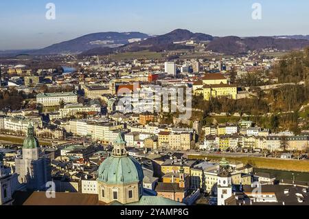 Vue de dessus sur Salzburg City à partir de la forteresse de Hohensalzburg à Salzbourg Autriche, l'hiver Banque D'Images