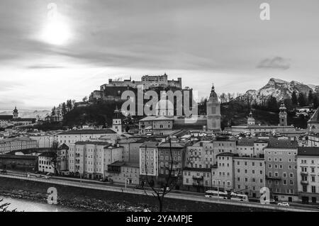 Vue de dessus sur la ville de Salzbourg et la forteresse de Hohensalzburg à Salzbourg Autriche, l'hiver. Le noir et blanc photo Banque D'Images