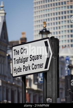 Piccadilly Circus est un carrefour et une place publique dans le West End de Londres. Il a été achevé en 1819 pour relier Regent Street à Piccadilly. Banque D'Images