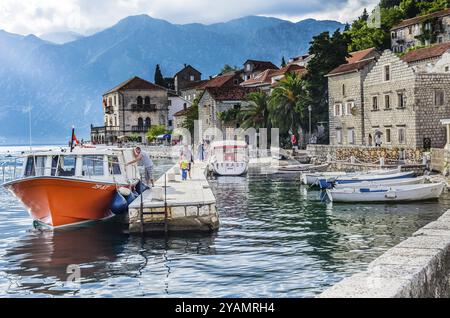 PERAST, MONTÉNÉGRO, 18 JUIN : vue sur la digue et les bateaux dans la vieille ville le 18 juin 2014 à Perast, Monténégro, Europe Banque D'Images