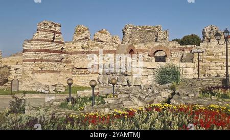 Ruines antiques de Nessebar, briques altérées et murs de pierre restes de la structure de la forteresse byzantine. Thrace colonie Mesembria maintenant la vieille ville de Banque D'Images