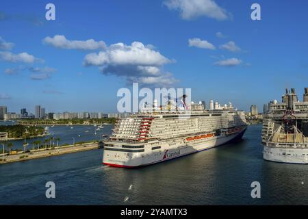 Carnival Celebration part de Miami pour une semaine de bonheur des Caraïbes, promettant des aventures ensoleillées, des équipements de luxe et des moments inoubliables en mer Banque D'Images