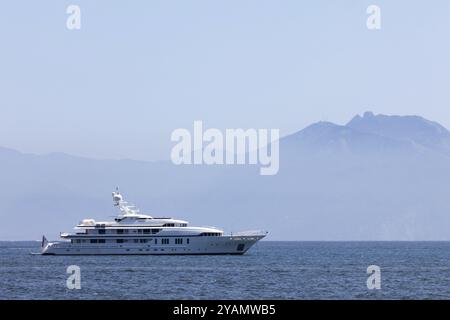 Grand yacht à moteur blanc ancré dans la montagne de la baie Banque D'Images