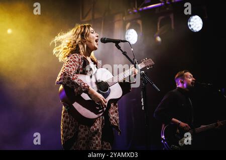 Sydregote, île Féroé. 20 juillet 2024. Le groupe indie pop islandais de Monsters and Men donne un concert live lors du festival de musique féroïen G Festival 2024 à Sydregote. Ici, la chanteuse Nanna Bryndis Hilmarsdottir est vue en direct sur scène. Banque D'Images