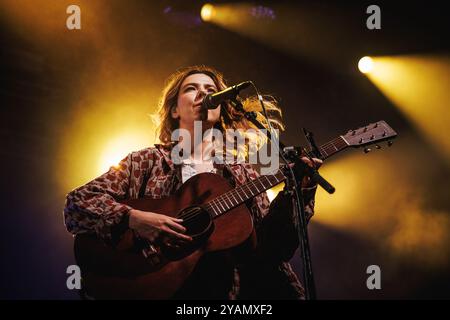 Sydregote, île Féroé. 20 juillet 2024. Le groupe indie pop islandais de Monsters and Men donne un concert live lors du festival de musique féroïen G Festival 2024 à Sydregote. Ici, la chanteuse Nanna Bryndis Hilmarsdottir est vue en direct sur scène. Banque D'Images