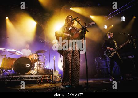 Sydregote, île Féroé. 20 juillet 2024. Le groupe indie pop islandais de Monsters and Men donne un concert live lors du festival de musique féroïen G Festival 2024 à Sydregote. Ici, la chanteuse Nanna Bryndis Hilmarsdottir est vue en direct sur scène. Banque D'Images