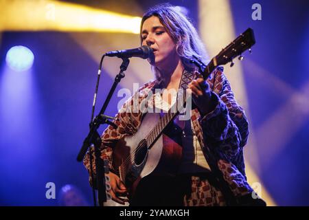 Sydregote, île Féroé. 20 juillet 2024. Le groupe indie pop islandais de Monsters and Men donne un concert live lors du festival de musique féroïen G Festival 2024 à Sydregote. Ici, la chanteuse Nanna Bryndis Hilmarsdottir est vue en direct sur scène. Banque D'Images