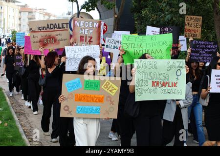 Gaziantep, Turkiye. 14 octobre 2024. Gaziantep, Turkiye. 14 octobre 2024. Des étudiantes organisent une veillée pour dénoncer la violence envers les filles et les femmes, sur le campus de l'Université Gaziantep à Gaziantep, dans le sud de Turkiye. Les manifestants ont scandé des slogans et hissé des banderoles appelant à la protection des femmes et des enfants tout en reprochant au gouvernement de ne pas faire assez pour protéger les jeunes filles et les femmes. Depuis le meurtre de deux jeunes femmes à Istanbul la semaine dernière, des centaines de femmes manifestent quotidiennement dans diverses villes et campus universitaires turcs. Les manifestants ont également souligné le fait que vi Banque D'Images