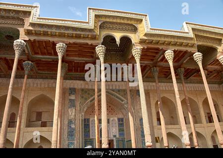 L'ancienne mosquée avec des colonnes en bois sculptées de façon complexe à Boukhara, Ouzbékistan, est un exemple étonnant de l'architecture islamique traditionnelle. Connu pour Banque D'Images