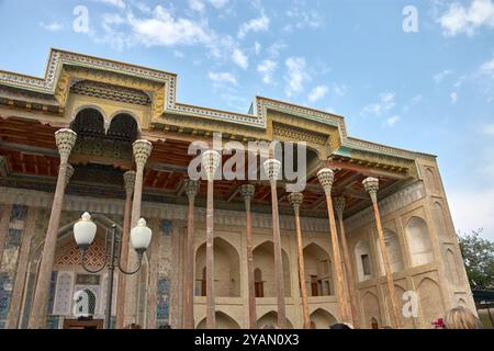 L'ancienne mosquée avec des colonnes en bois sculptées de façon complexe à Boukhara, Ouzbékistan, est un exemple étonnant de l'architecture islamique traditionnelle. Connu pour Banque D'Images