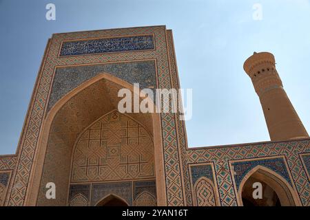 La mosquée Kalon, située au cœur de Boukhara, en Ouzbékistan, est une pièce monumentale de l'architecture islamique et l'un des touris les plus visités de la ville Banque D'Images