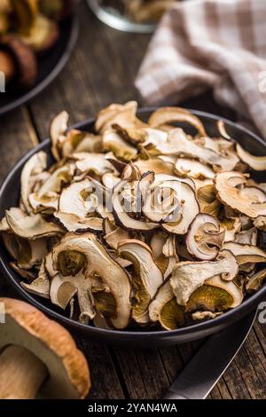 Champignons porcini séchés. Boletus tranché sur plaque sur une table en bois. Banque D'Images