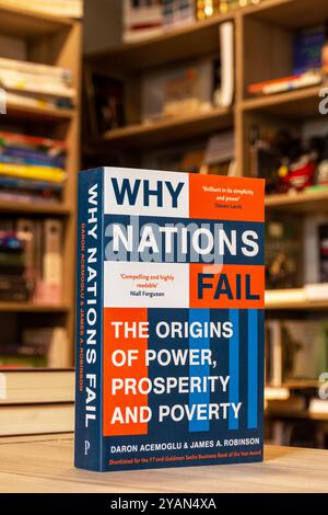 Gros plan sur le livre Why Nations Fail de Daron Acemoglu et James A. Robinson dans la librairie. Banque D'Images