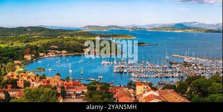 Vue panoramique sur le port de l'île de Porquerolles, depuis Fort Sainte Agathe, dans le Parc National de Port Cros, Var, en Provence, France Banque D'Images