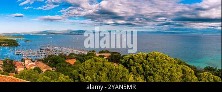 Vue panoramique sur le port de l'île de Porquerolles, depuis Fort Sainte Agathe, dans le Parc National de Port Cros, Var, en Provence, France Banque D'Images