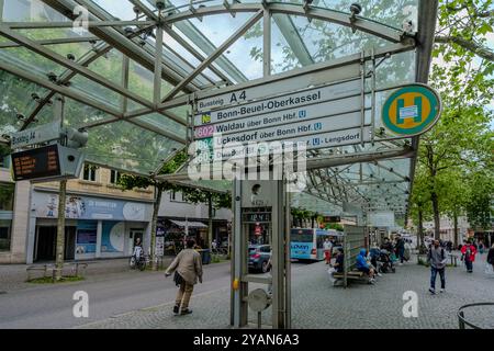 Bonn, Allemagne : 21 mai 2024 : vue de la gare routière publique Friedensplatz à Bonn Allemagne Banque D'Images