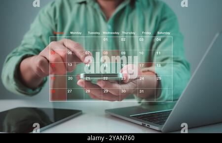 Homme d'affaires marquant des dates sur le calendrier virtuel, concept de gestion du temps, travail de planification pour augmenter l'efficacité, planification de projet d'affaires, tim efficace Banque D'Images