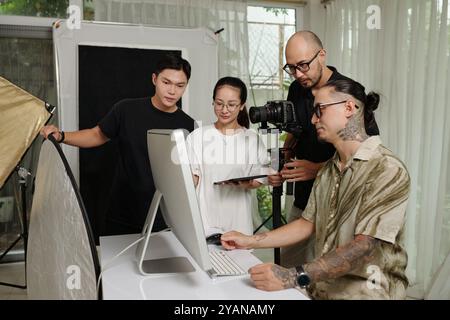 Équipe utilisant l'ordinateur pour planifier le tournage Banque D'Images