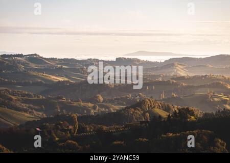 Sonnenaufgang über den Weinreben und Weinhügeln der Südsteiermark entlang der südsteirischen Weinstraße in der Nähe von Leutschach im Herbst AM 06.10.2024. // lever de soleil sur les vignes et les collines viticoles du sud de la Styrie le long de la route des vins de Styrie du Sud près de Leutschach en automne le 6 octobre 2024. - 20241006 PD26291 crédit : APA-PictureDesk/Alamy Live News Banque D'Images