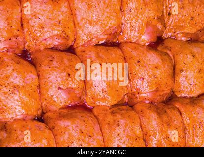 Fond de viande de bœuf mariné ou de porc ou de poulet. Fond de viande. Mariner la viande avec des épices. Morceaux de viande de porc ou de boeuf pour barbecue marinés dans Banque D'Images