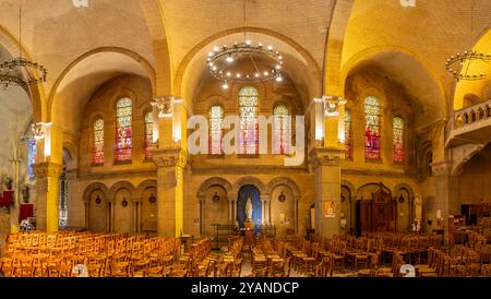 Mers-les-bains, France - 09 19 2024 : vue intérieure de l'église Saint-Martin depuis l'allée latérale Banque D'Images