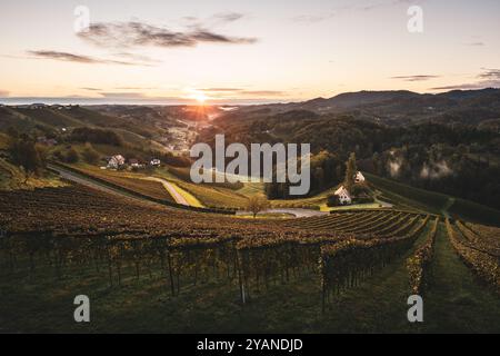 Sonnenaufgang über den Weinreben und Weinhügeln der Südsteiermark entlang der südsteirischen Weinstraße in der Nähe von Leutschach im Herbst AM 06.10.2024. // lever de soleil sur les vignes et les collines viticoles du sud de la Styrie le long de la route des vins de Styrie du Sud près de Leutschach en automne le 6 octobre 2024. - 20241006 PD26266 crédit : APA-PictureDesk/Alamy Live News Banque D'Images