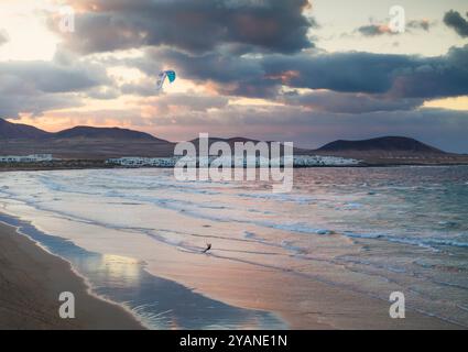 Vue aérienne d'un homme kitesurf, Caleta de Famara, Las Palmas, Lanzarote, Îles Canaries, Macaronésie, Espagne, Europe occidentale Banque D'Images