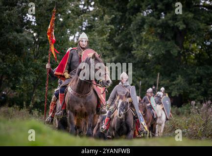 La cavalerie ouvre la voie à la bataille décisive de Hastings en 1066 à la bataille East Sussex, Royaume-Uni Banque D'Images