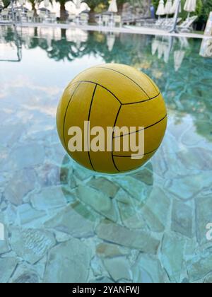 Water-polo. Ballon de polo aquatique jaune dans une piscine à l'hôtel sur la plage. Photo de haute qualité Banque D'Images
