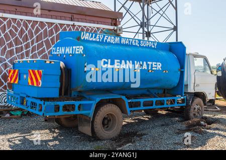 Camion transportant de l'eau potable, Kenya, Afrique. Au Kenya, l'approvisionnement en eau des robinets domestiques et commerciaux n'est pas potable Banque D'Images