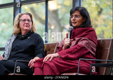 Veranstaltung von Save the Children Deutschland und der Impfallianz Gavi zum Thema Impfgerechtigkeit und gleiche Startchancen am 14.10.2024 à Berlin. Foto v.l. : Bundesentwicklungsministerin Svenja Schulze SPD Sania Nishtar, Sonderassistentin fuer Armutsbekaempfung und soziale Sicherheit des premiers ministres von Pakistan Die Veranstaltung fand im Rahmen der Fachkonferenz Sommet mondial de la santé im Cafe am Neuen Voir état. USAGE ÉDITORIAL EXCLUSIF *** Evénement organisé par Save the Children Allemagne et la Gavi Vaccine Alliance sur l'équité en matière de vaccins et l'égalité des chances de démarrage le 14 10 2024 à Berlin photo Banque D'Images